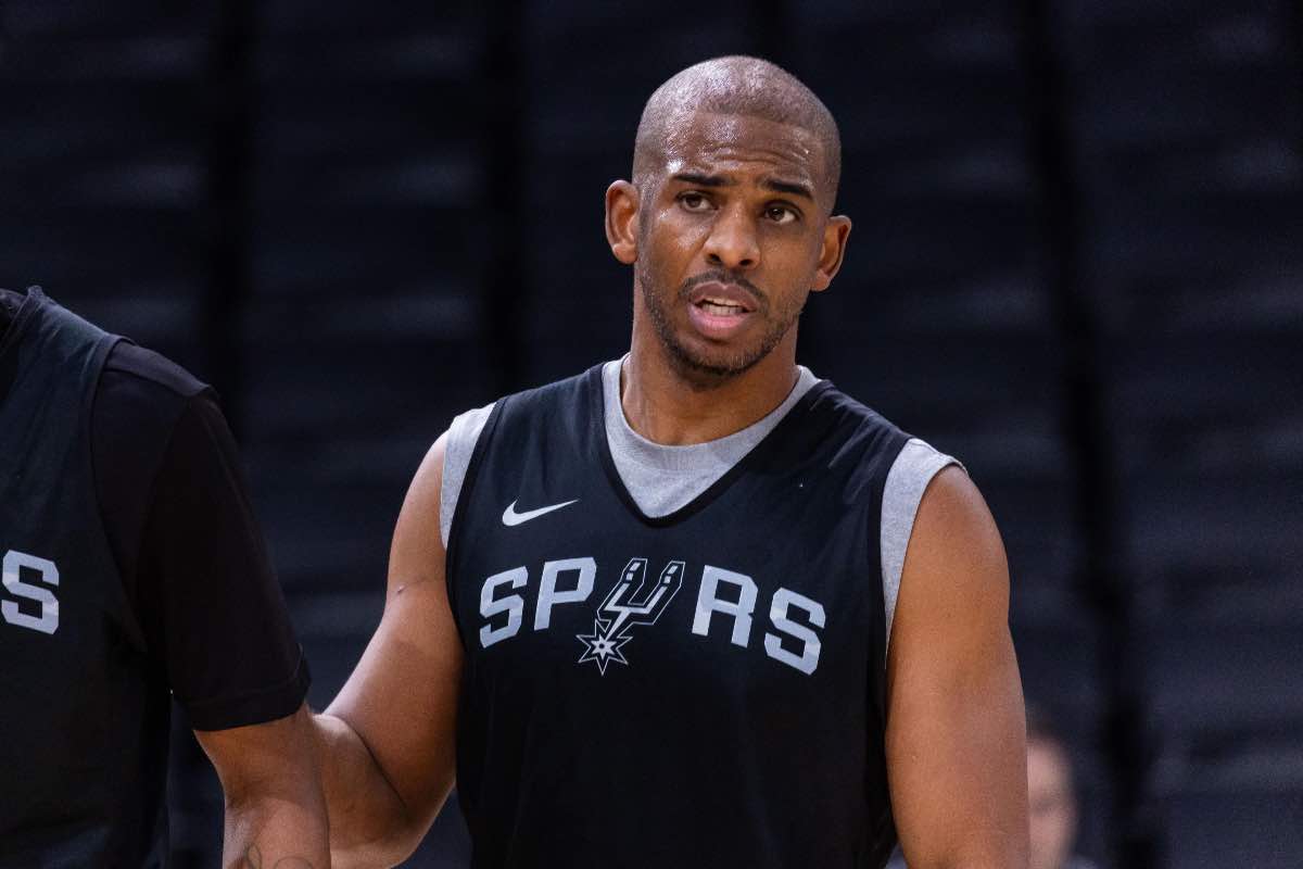 Chris Paul con la canotta dei San Antonio Spurs