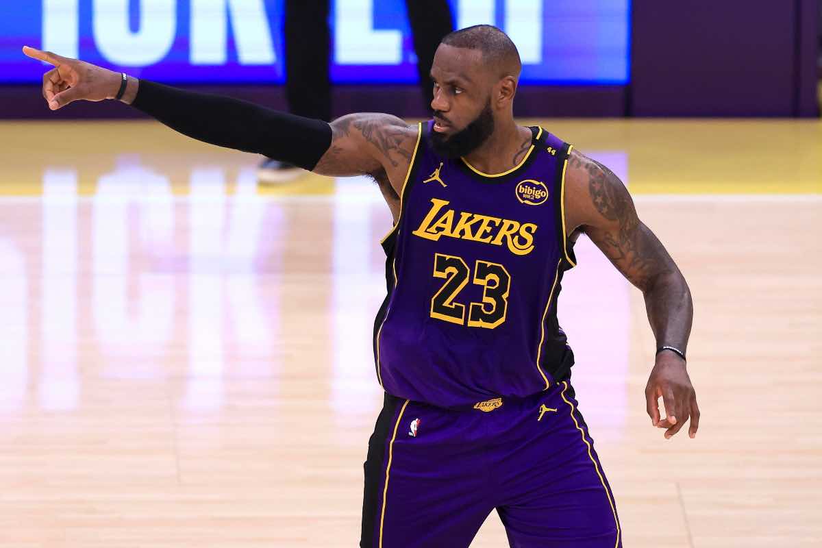 LeBron James con la canotta dei Los Angeles Lakers