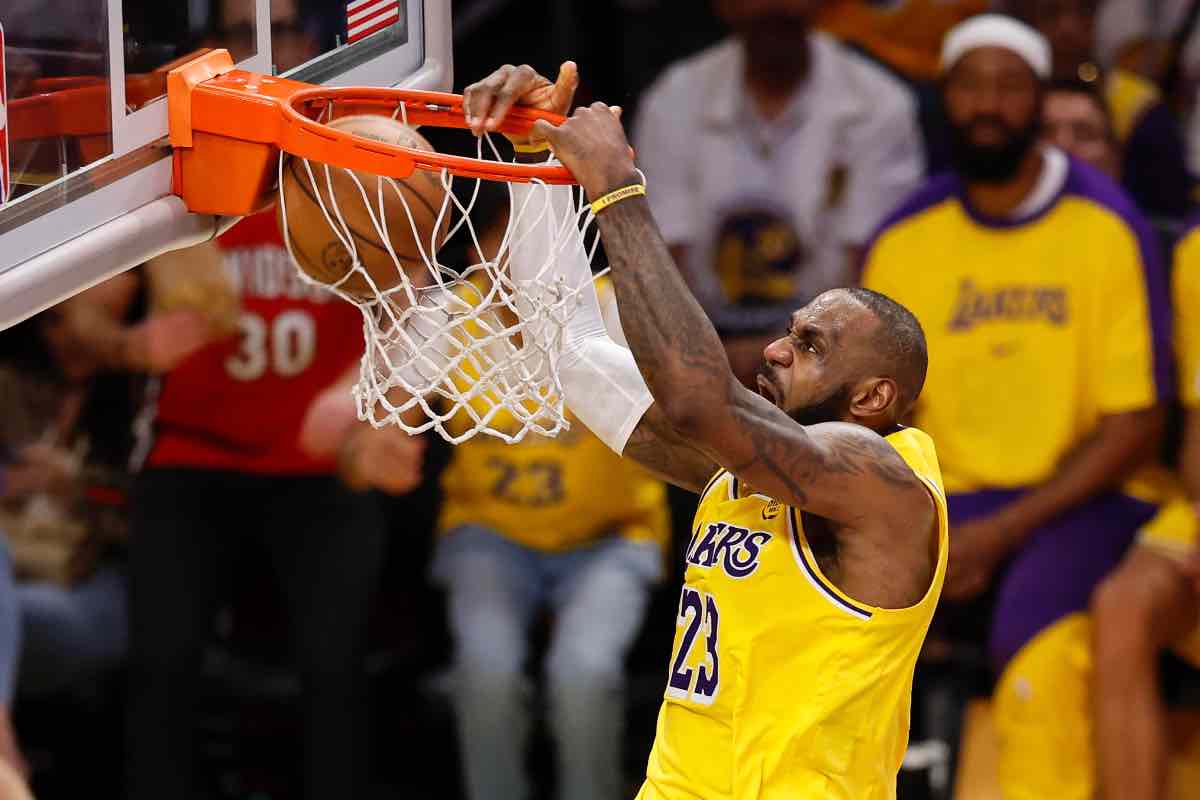 LeBron James schiaccia