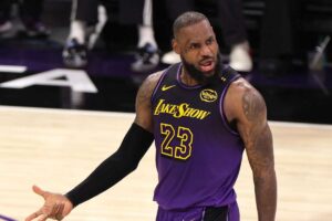 LeBron James con la canotta dei Lakers