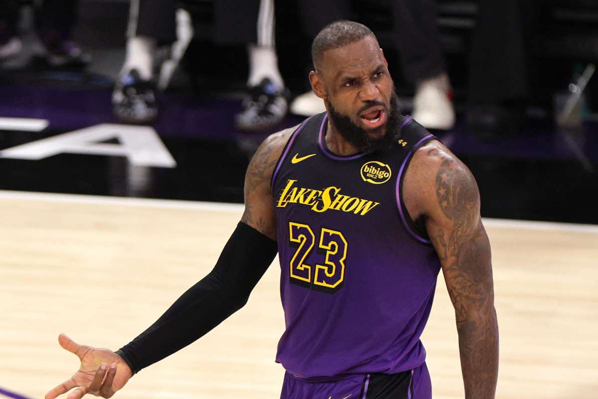 LeBron James con la canotta dei Lakers