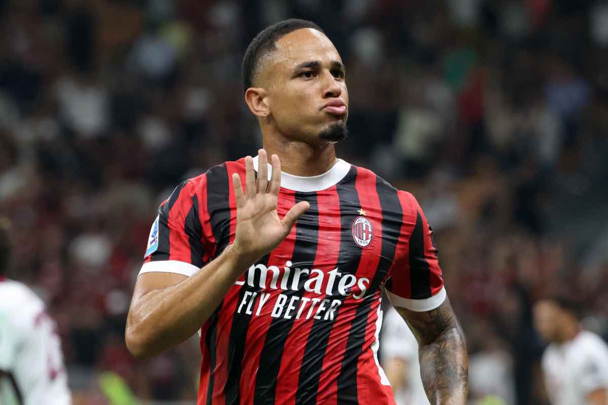 Noah Okafor esulta con la maglia del Milan