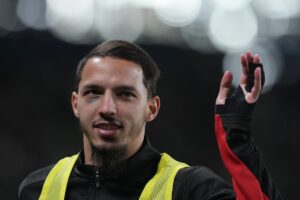Ismael Bennacer saluta