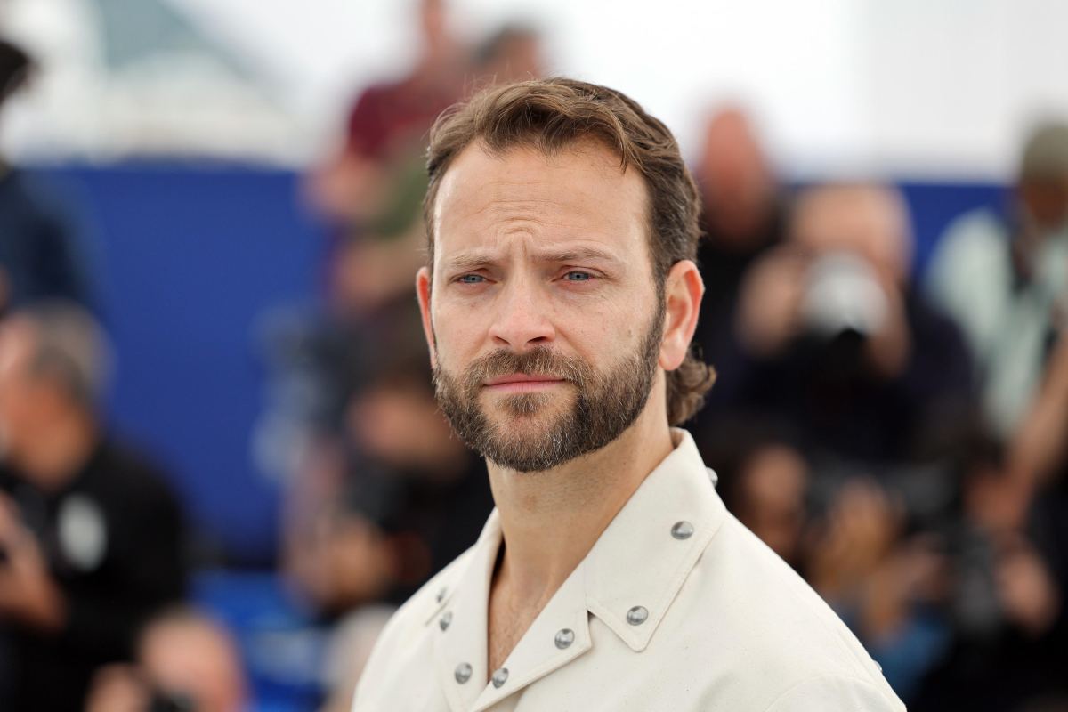 Alessandro Borghi osserva