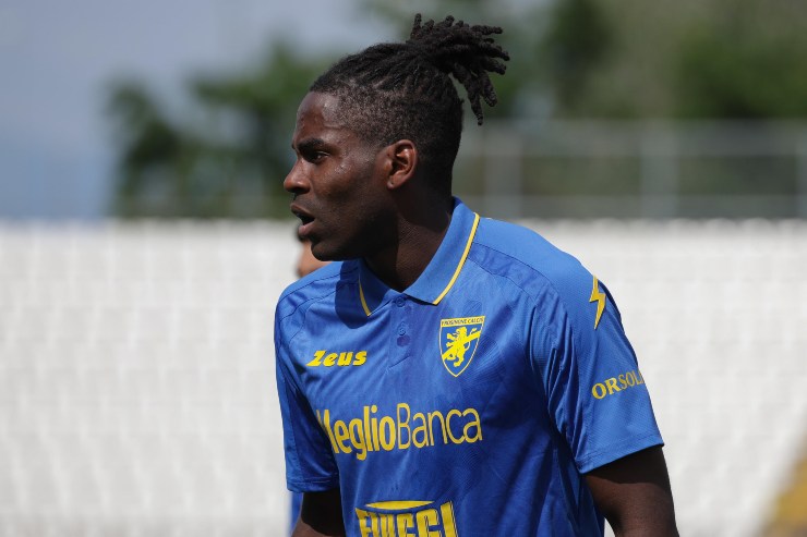 Caleb Okoli con la maglia del Frosinone