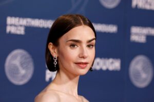 Lily Collins sorride