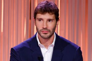 Stefano De Martino osserva