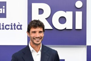 Stefano De Martino sorride