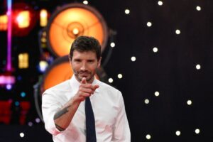 Stefano De Martino osserva