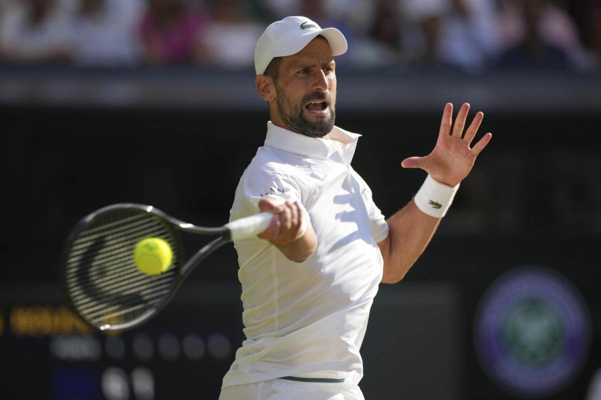 Djokovic colpisce la pallina in campo