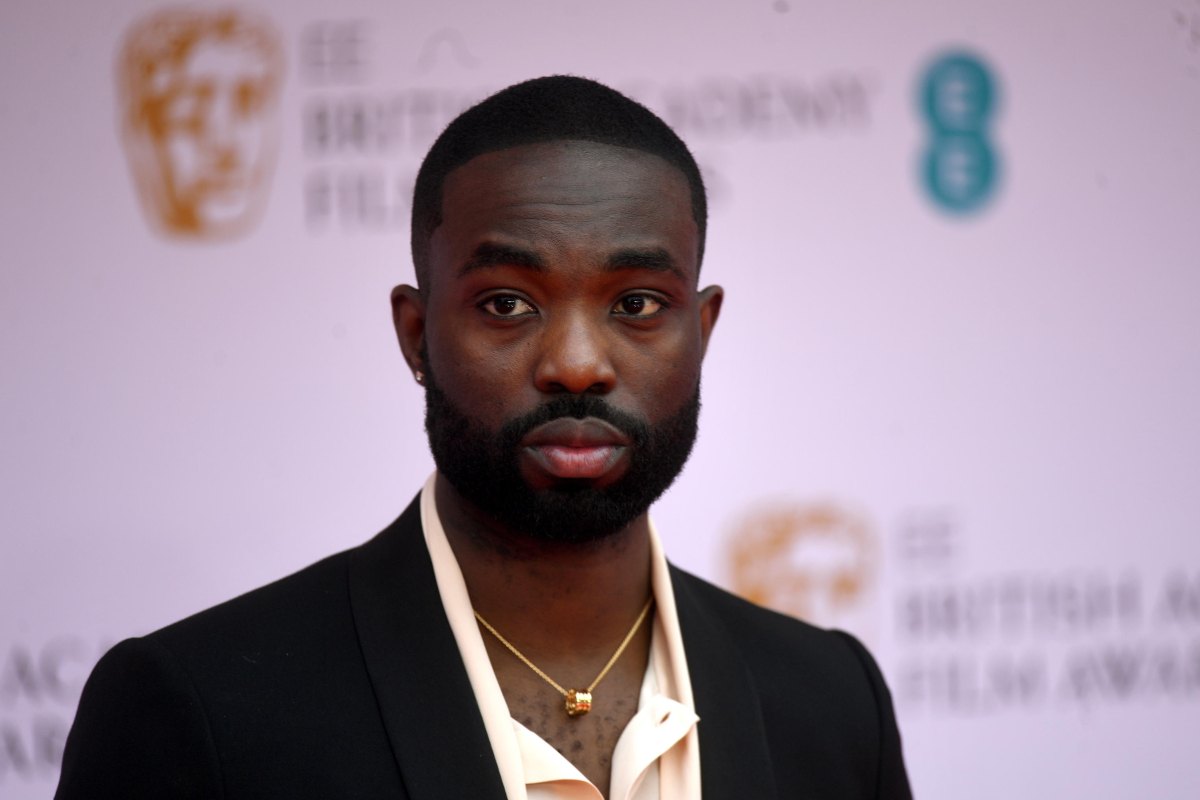 Paapa Essiedu osserva