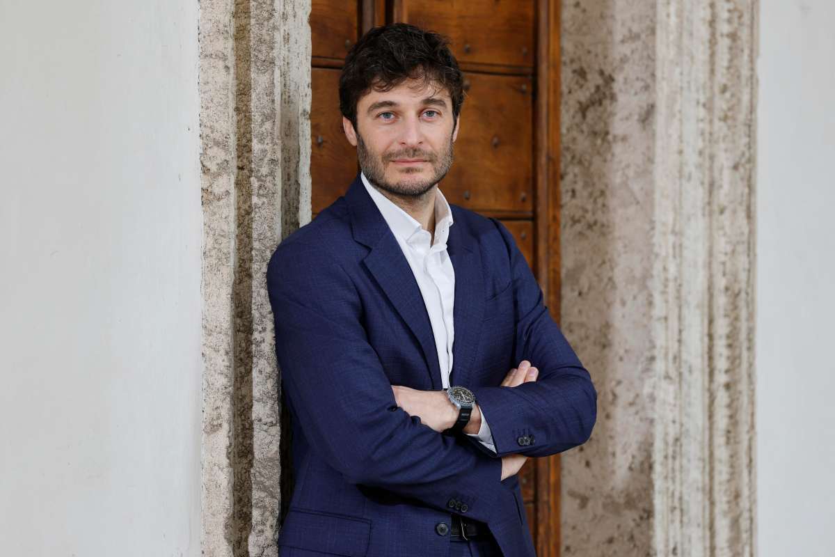 Lino Guanciale osserva