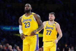 LeBron James e Luka Doncic in campo