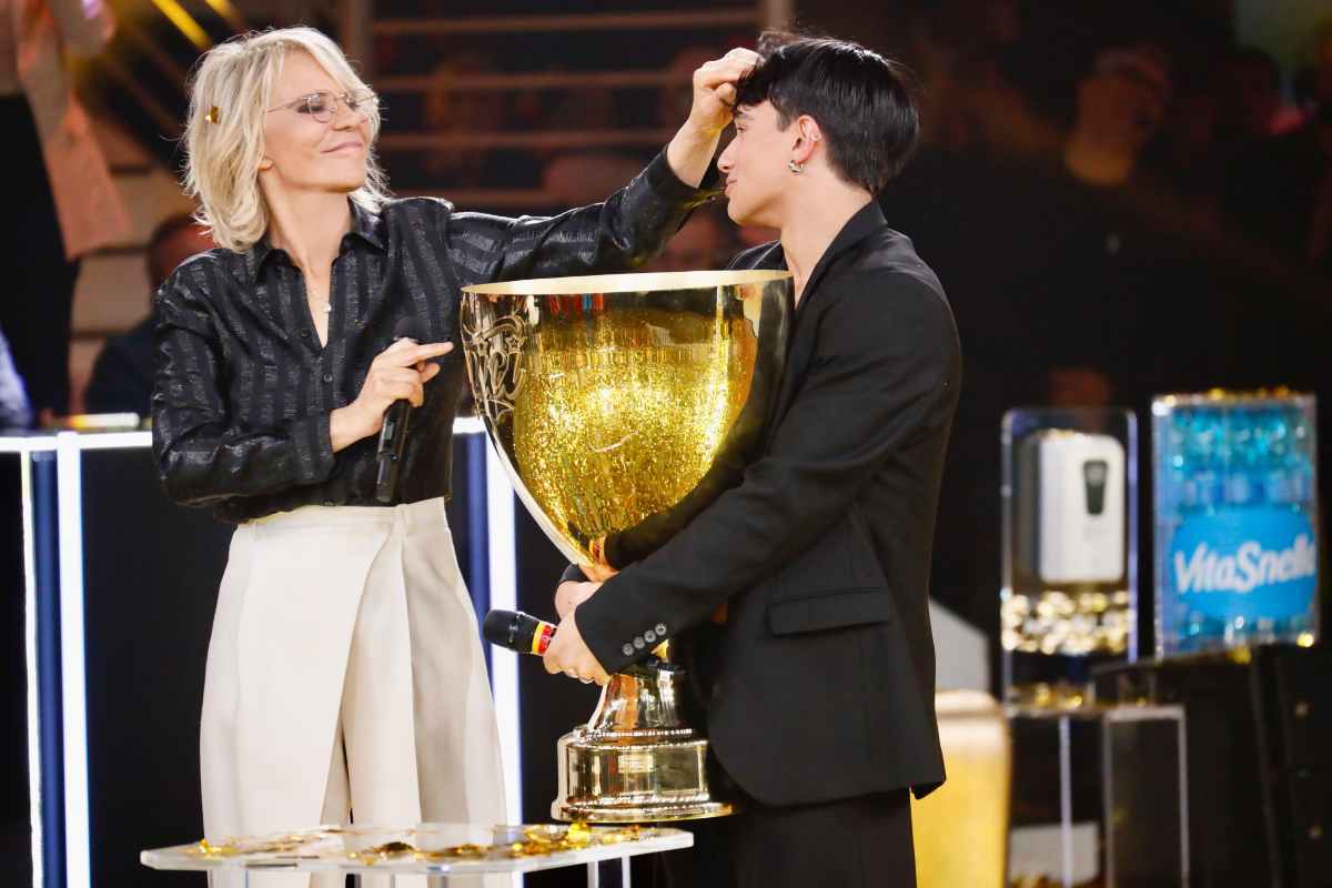 Maria De Filippi saluta un ragazzo