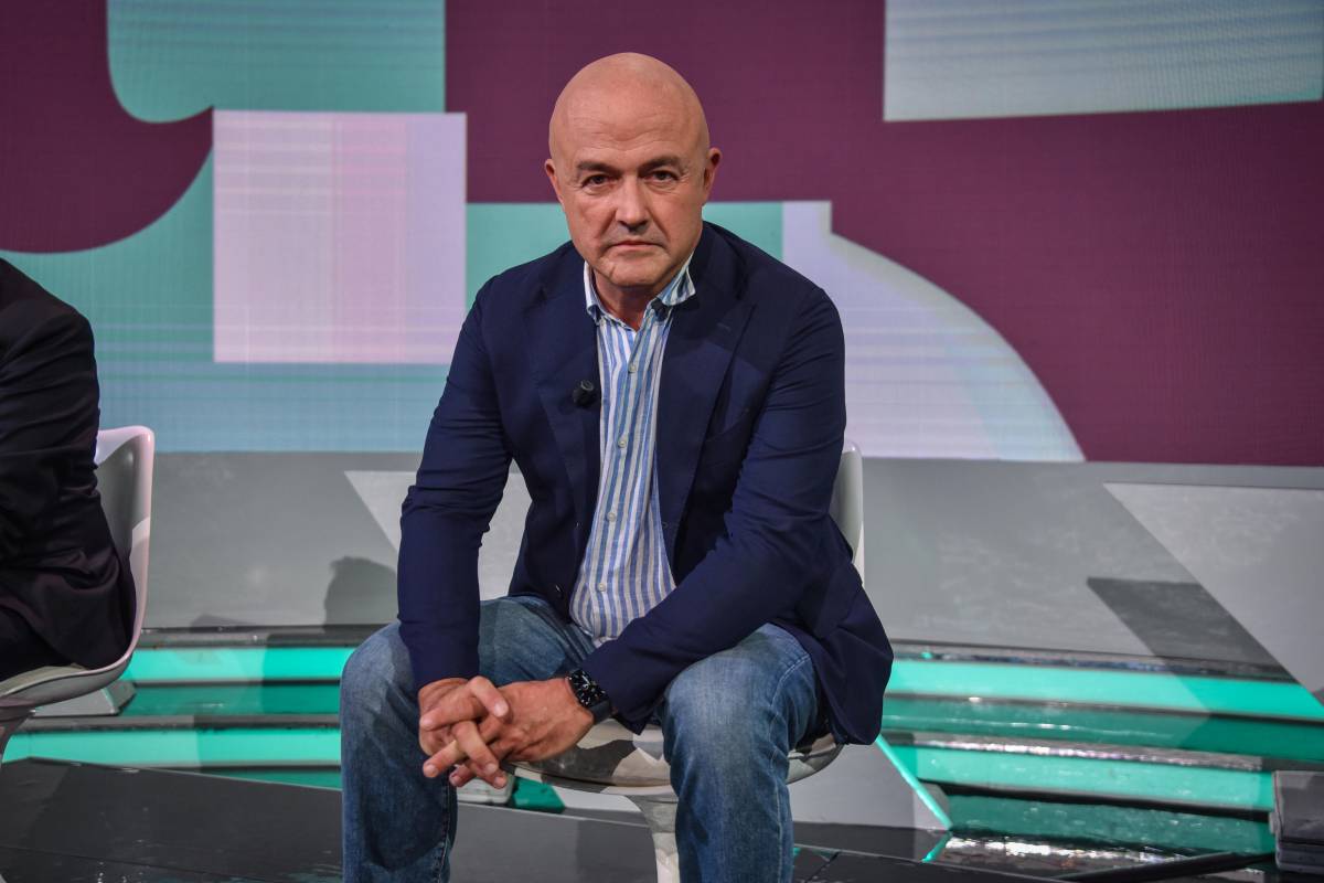 Gianluigi Nuzzi osserva