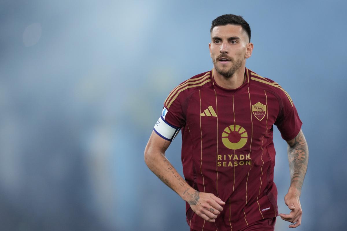 Pellegrini corre in campo con la maglia della Roma