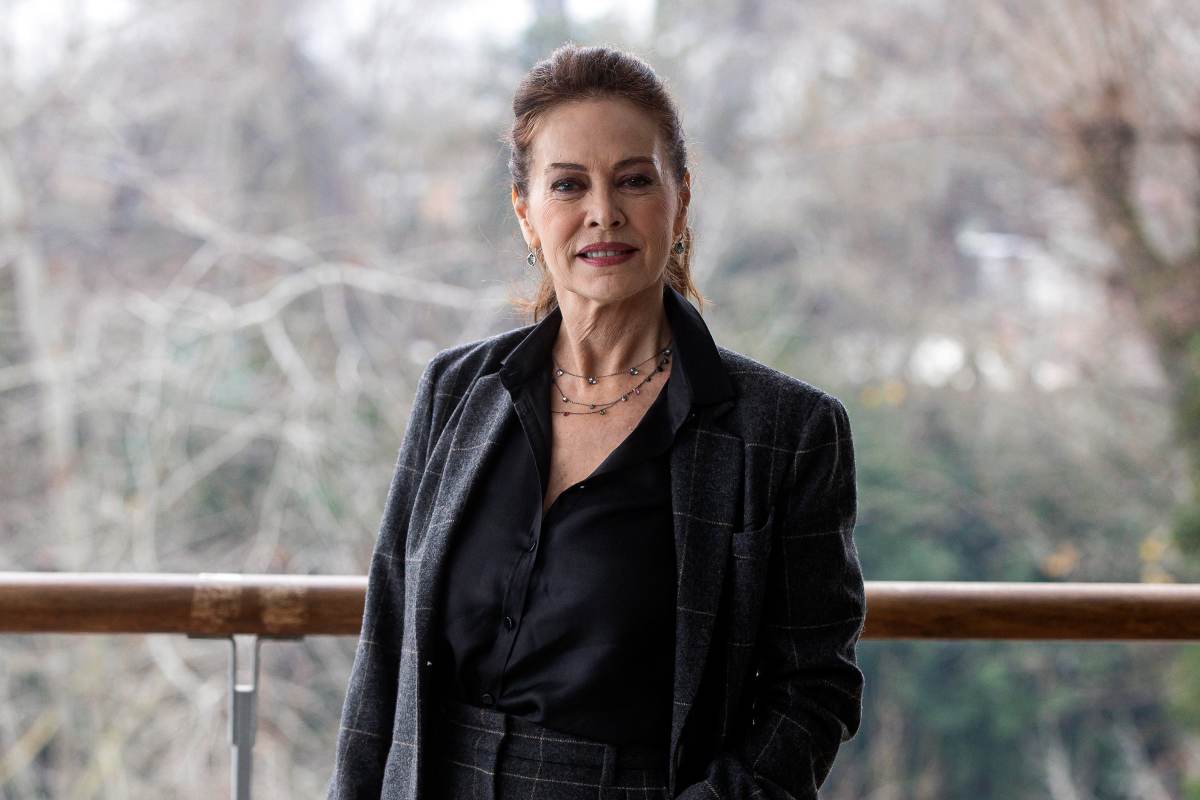 Elena Sofia Ricci osserva