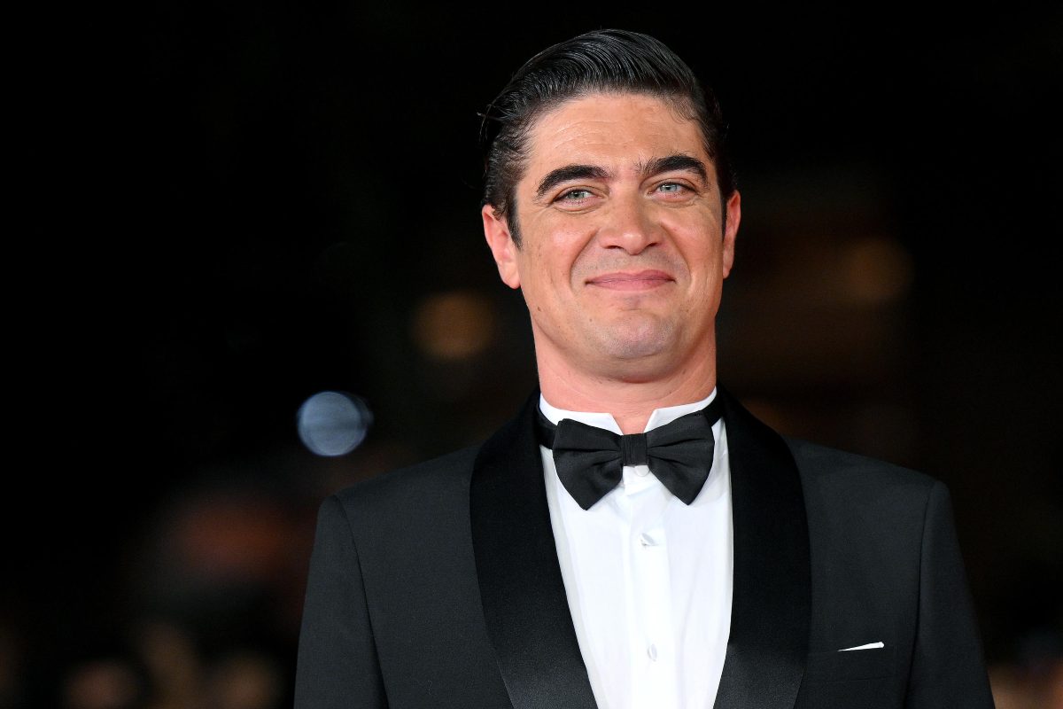 Riccardo Scamarcio sorride