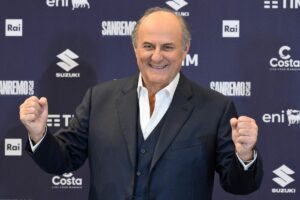 Gerry Scotti festeggia