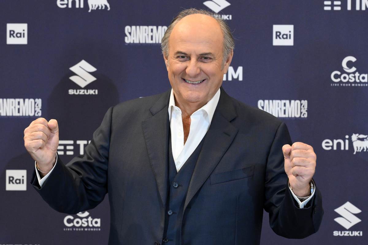 Gerry Scotti festeggia
