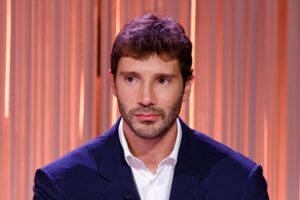 Stefano De Martino pensieroso