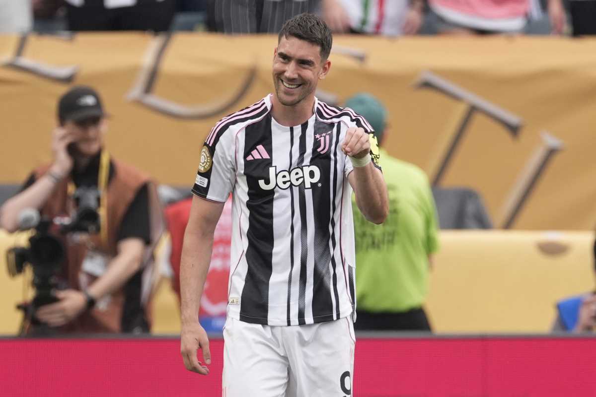 Vlahovic sorride in campo