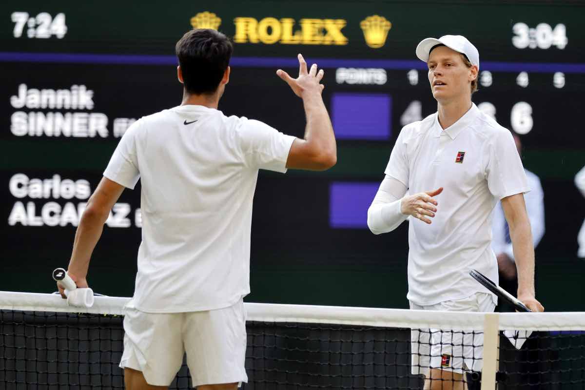 Carlos Alcaraz e Jannik Sinner dopo la finale di Wimbledon