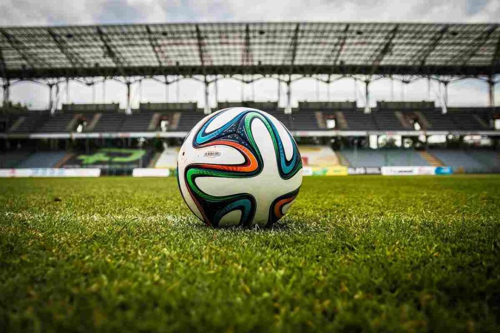 Un pallone da calcio sul campo da gioco