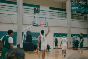 Giocatori di basket in campo