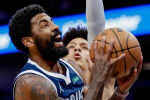 Kyrie Irving mentre salta per fare canestro
