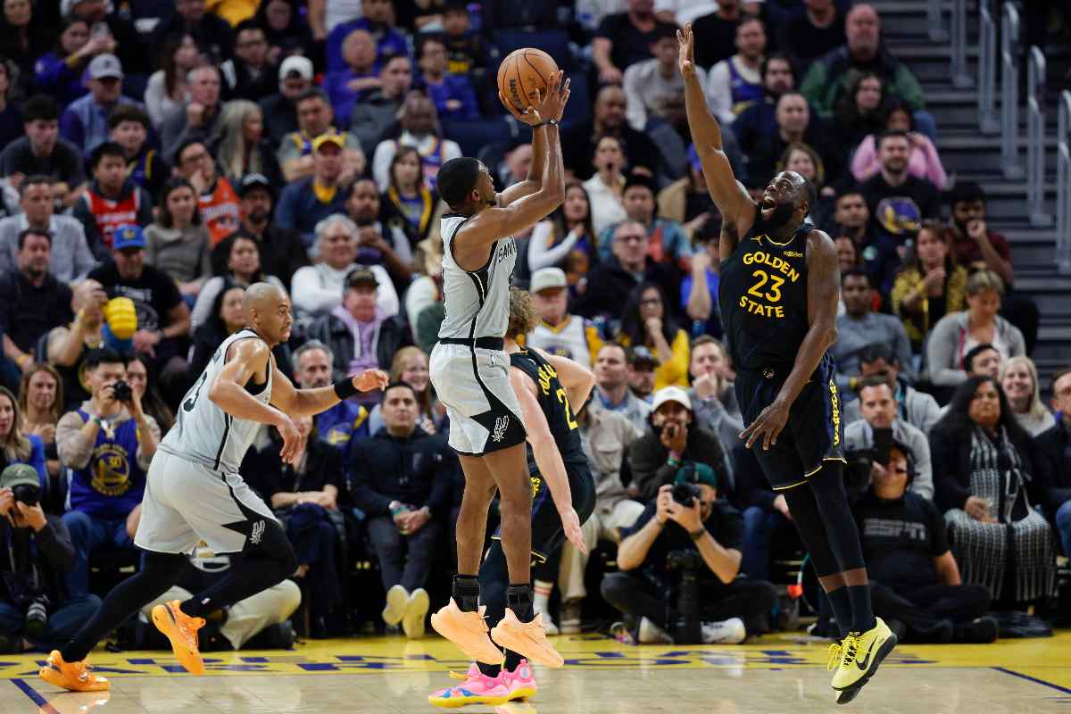 Giocatore di basket sullo sfondo il pubblico 