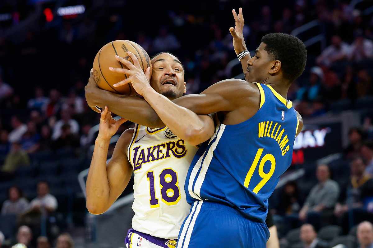 Due giocatori di basket che giocano in elevazione con il pallone in mano
