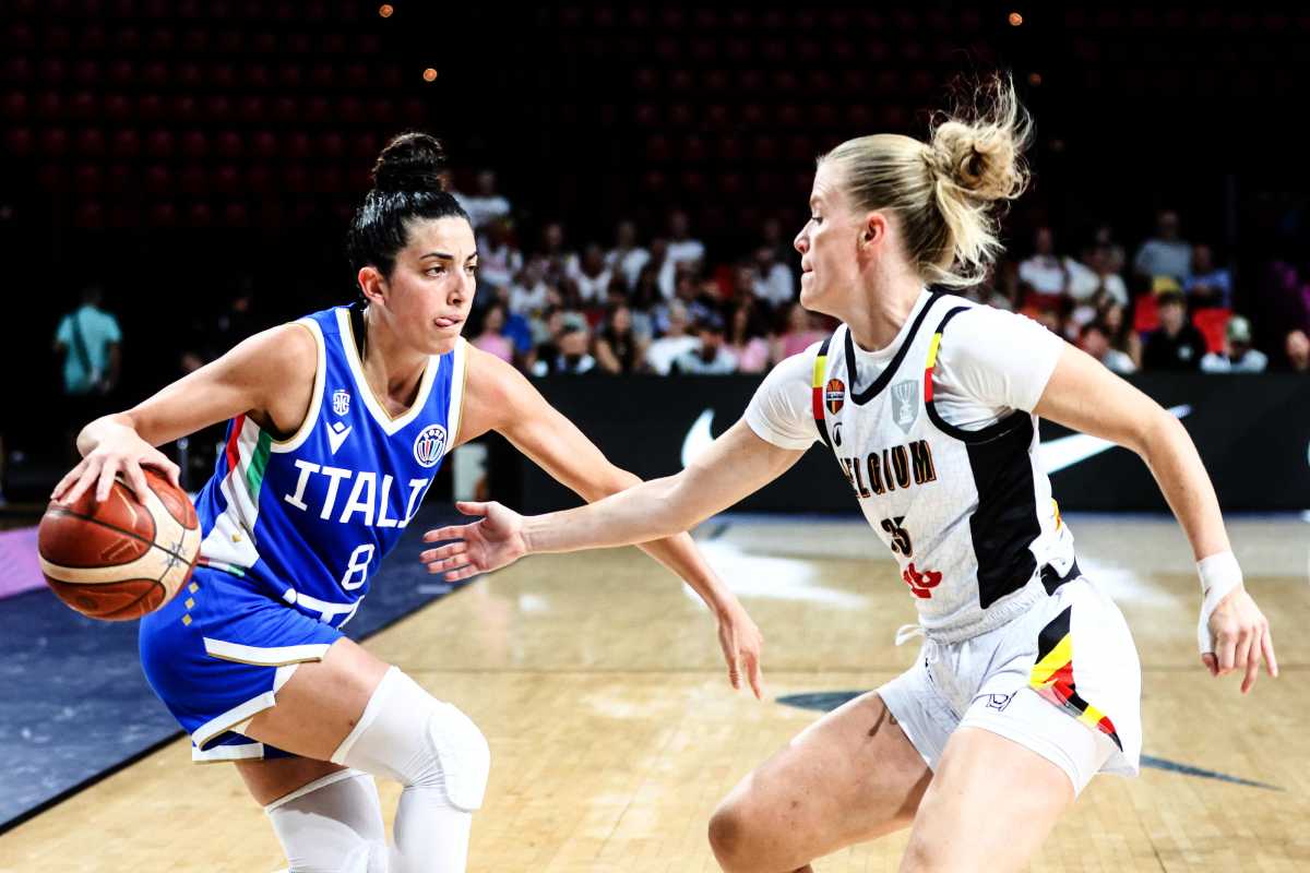 Due giocatrici di basket in campo