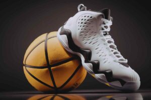 Scarpa da basket e pallone da basket accanto
